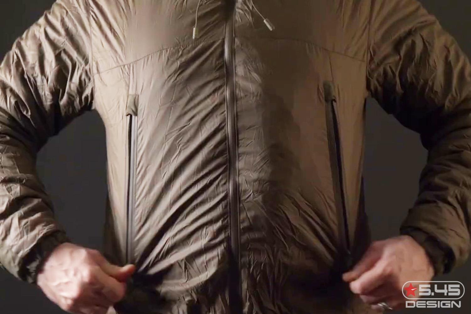 На фронтальной части куртки имеются два удобных кармана с подкладкой из ткани "Трикот Браш"